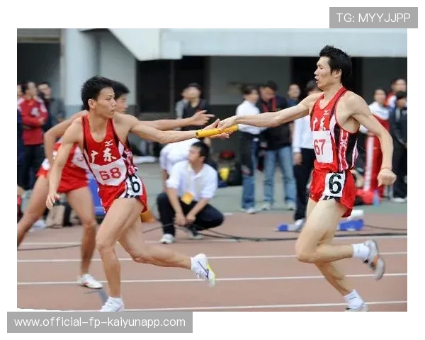 中国短跑队接力配合流畅完成交接棒：节拍与默契的力量